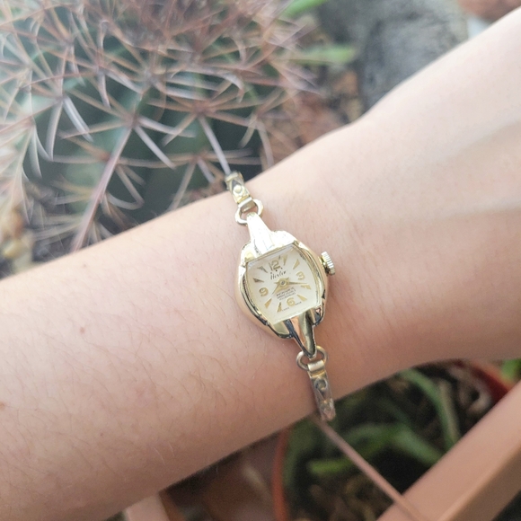 Vintage Swiss Herlin Gold Dainty Quartz Classic Square Stretch Watch main image 11